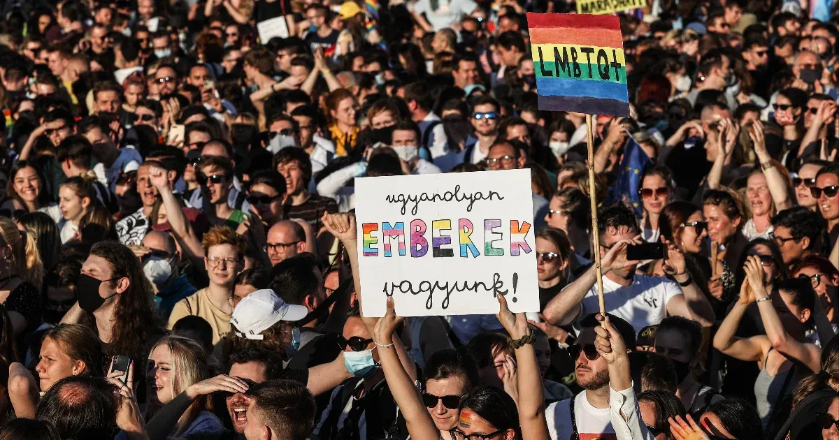 Amnesty-kutatás: Öncenzúrára késztet a gyermekvédelminek nevezett törvény