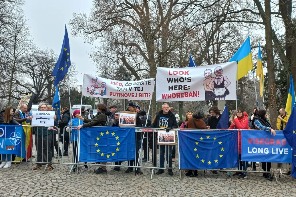 Orbánt kifütyülték, de Fico még nagyobb tiltakozást váltott ki Prágában a V4-csúcs előtt