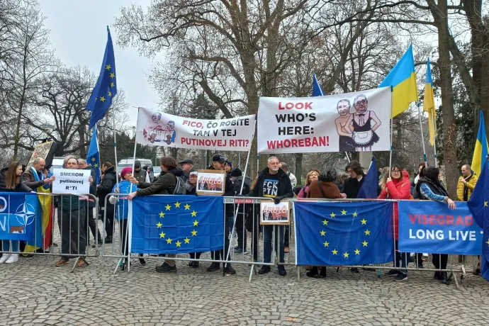 Protesters waiting for Viktor Orbán and Robert Fico in Prague on 27 February – Photo: János Fehér / Telex