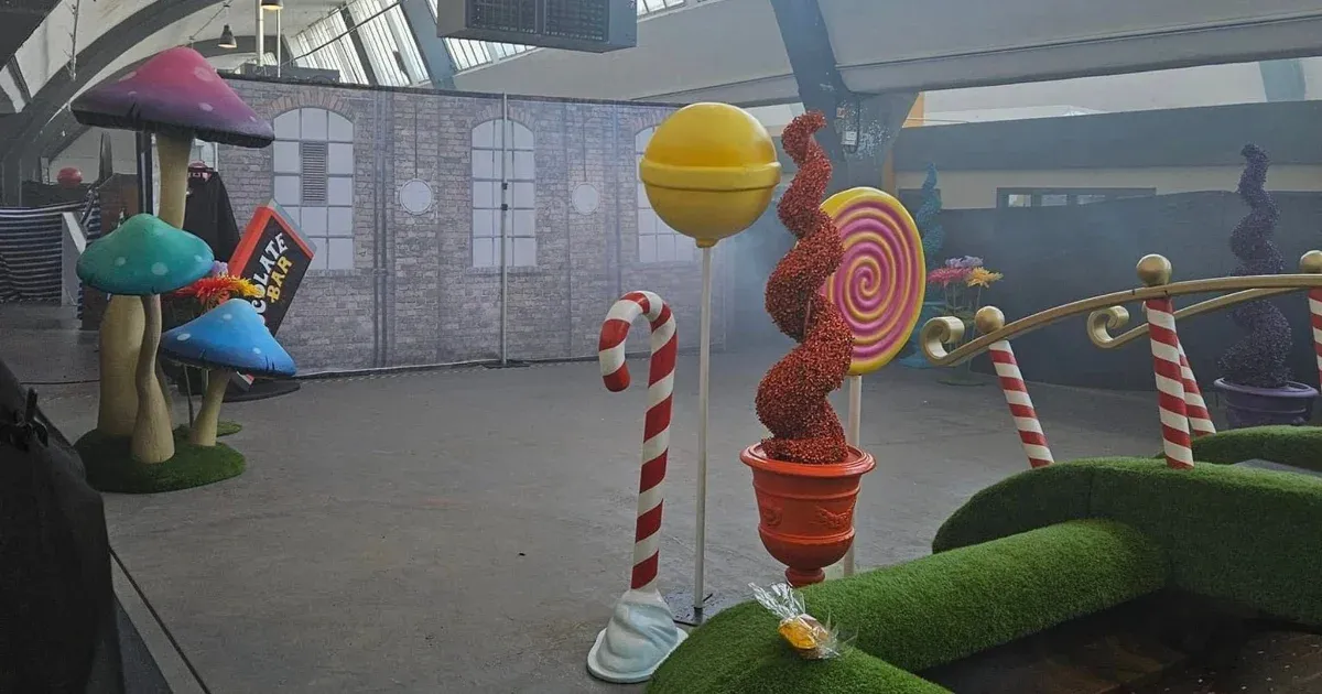 Még a rendőröket is kihívták a világ legkiábrándítóbb Wonka-kiállítására