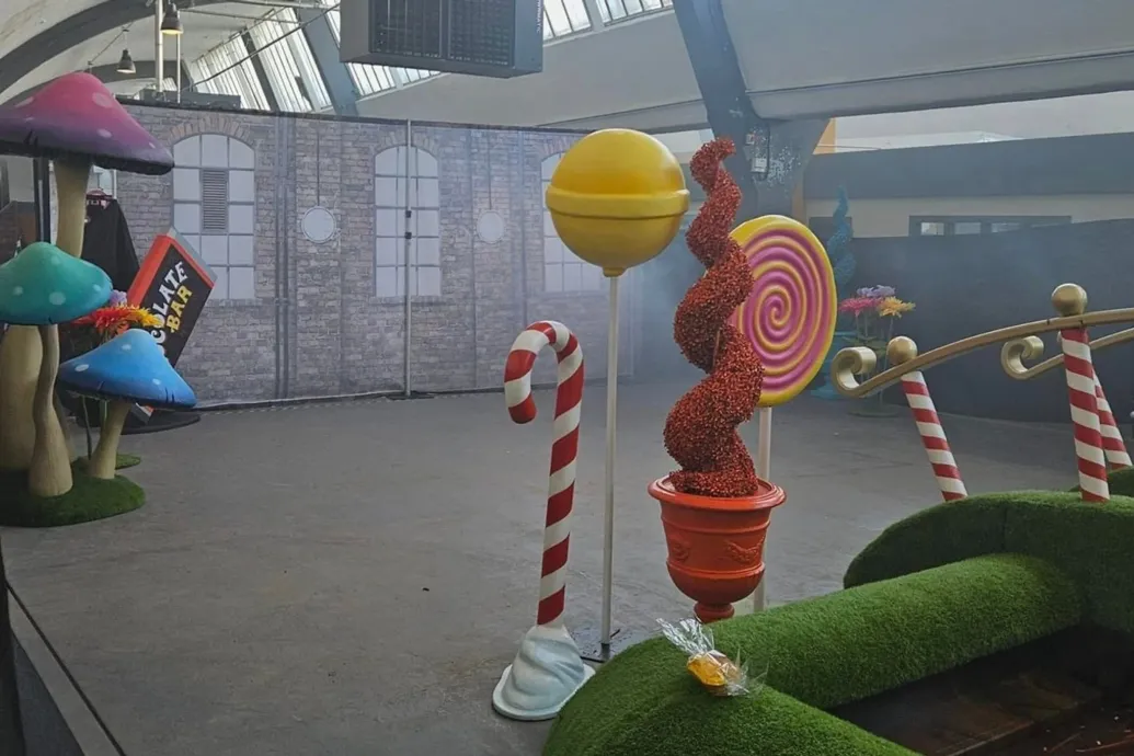 Még a rendőröket is kihívták a világ legkiábrándítóbb Wonka-kiállítására