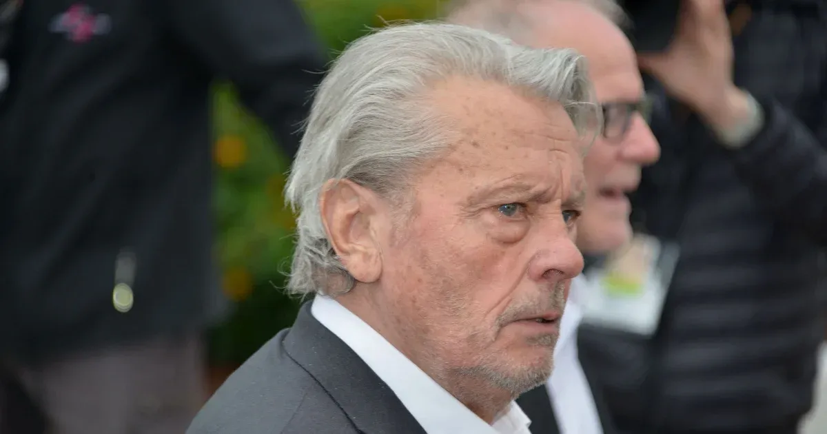 Először járt a bíró által kijelölt képviselő Alain Delon házában, 72, engedély nélkül tartott fegyverre bukkant