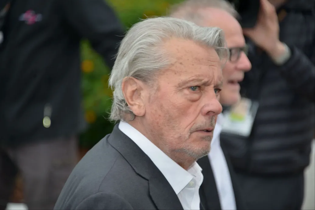 Először járt a bíró által kijelölt képviselő Alain Delon házában, 72 engedély nélkül tartott fegyverre bukkant