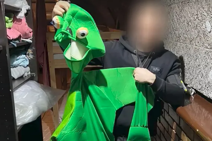 Egy zöld békajelmezt is lefoglaltak egy pedofilnál, aki cigivel és ajándékokkal vett rá kamaszokat, hogy szexeljenek vele