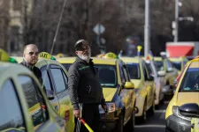 Éhségsztrájkba kezdenek a Bukarestben harmadik napja tüntető taxisok