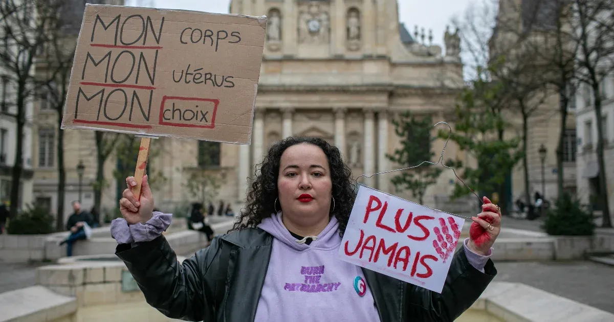 A francia szenátus is elfogadta az abortuszhoz való jog alkotmányba foglalásának tervezetét