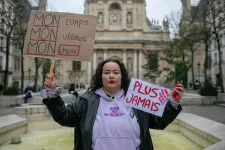 A francia szenátus is elfogadta az abortuszhoz való jog alkotmányba foglalásának tervezetét