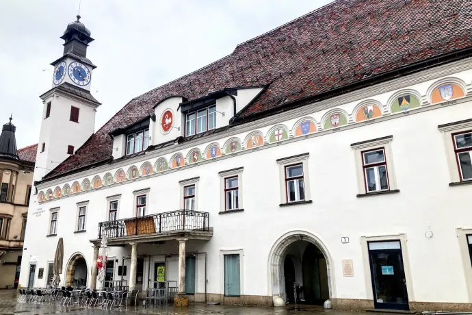 Leoben: a városháza falán a struccos címer alatt ott van a sorban a magyar címer is – Fotó: Tenczer Gábor / Telex