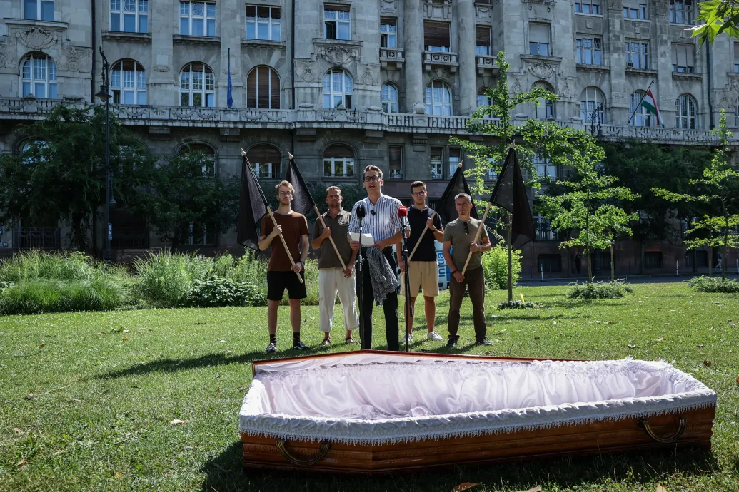 Eljárást indítottak a Momentum frakcióvezetője ellen, mert tavaly eltemette a közoktatást