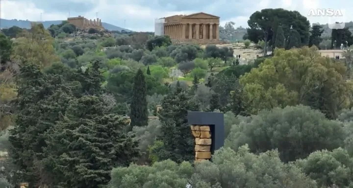 The statue with other Greek churches in the background – Photography: ANSA. 