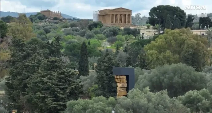 A szobor, háttérben a többi görög templommal – Fotó: Ansa. 