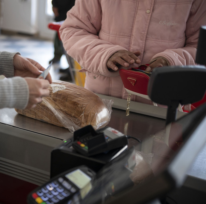 Eddig visszaszorította, most már védené a kormány a készpénzes fizetést