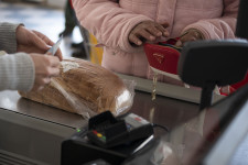 Eddig visszaszorította, most már védené a kormány a készpénzes fizetést