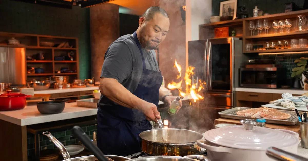 David Chang ízfokozós sprével befújt csipsszel hozza vissza a valódi tévés főzést