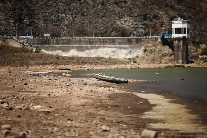 A Valle de Bravo melletti, Mexikóvárost is ellátó víztározóban rekordalacsony vízállást mértek februárban, a hó végére 30 százalékra esett vissza a vízmennyiség. Ruhákat mosnak a víztározóban, 2024. február 28-án – Fotó: Hector Vivas / Getty Images