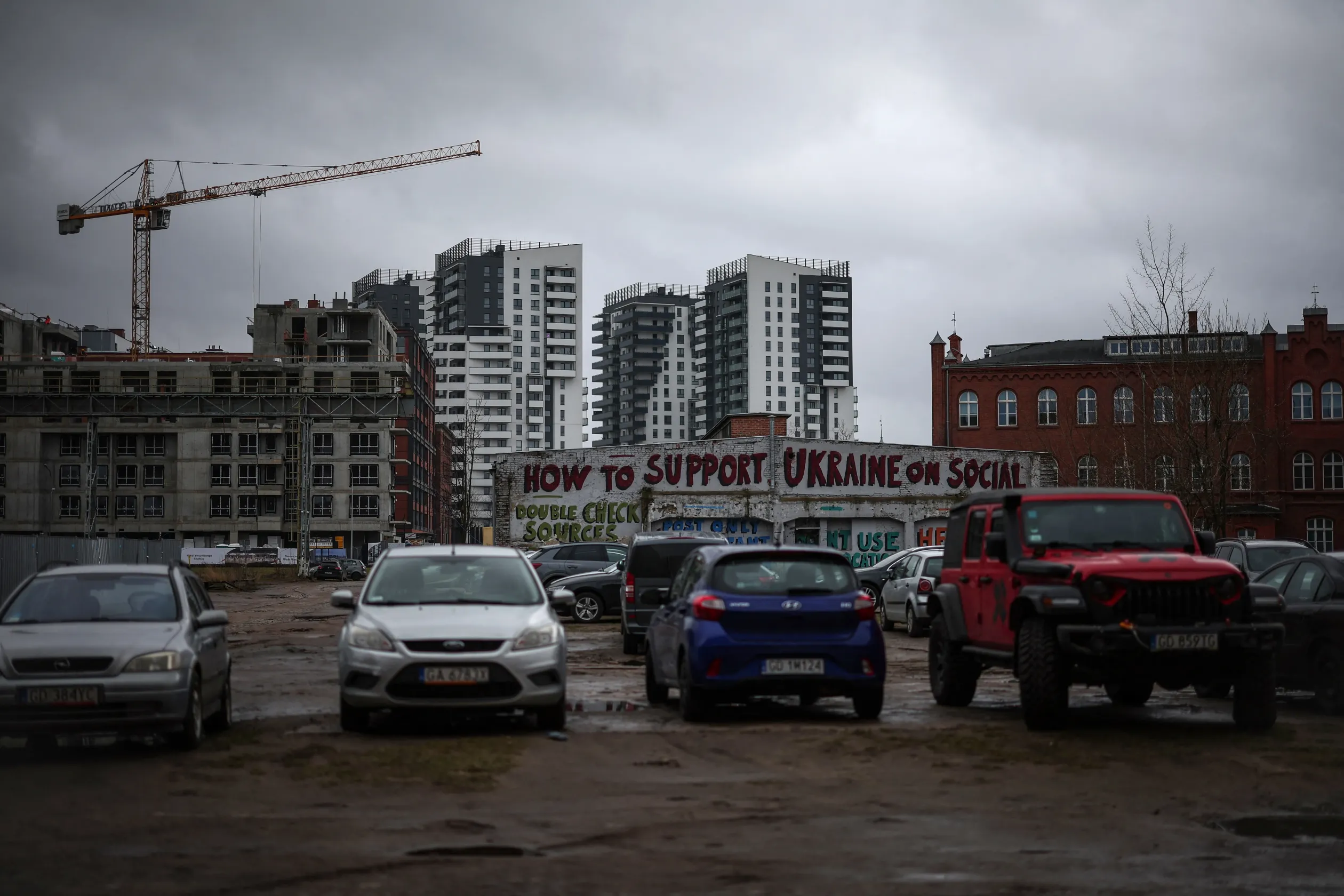 “Miként támogassuk Ukrajnát a közösségi térben” – teszi fel a kérdést egy falrajz egy gdański parkolóban – Fotó: Kacper Pempel / Reuters