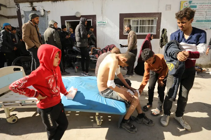Sérültek a Kamal Edwan kórházban Beit Lahiában a segélyosztás után – Fotó: AFP