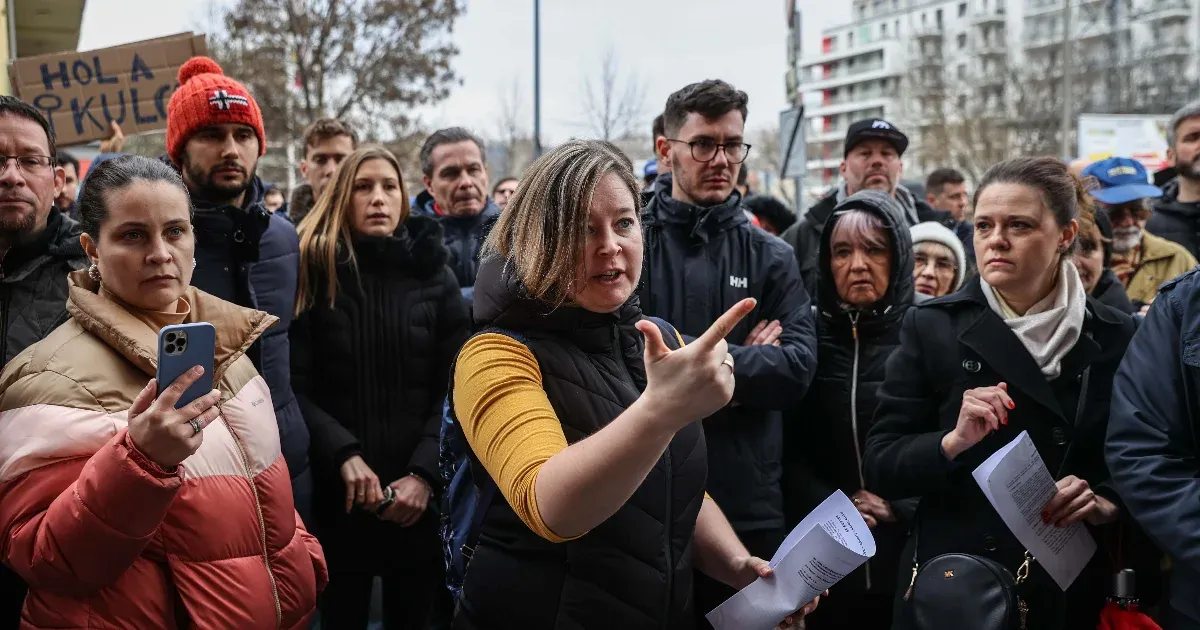 “Our money was only interesting until it was collected from us” – the owners who were evicted demonstrated in front of the Duna Terasz Grande