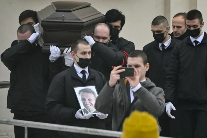 Legalább két embert, köztük egy ellenzéki politikust is őrizetbe vettek Navalnij moszkvai temetése során