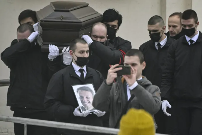 A templomból gyászmenet indult a koporsóval a Boriszovszkoje temetőbe, a menetet tömeg kísérte az úton – Fotó: Alexander Nemenov / AFP; Reuters