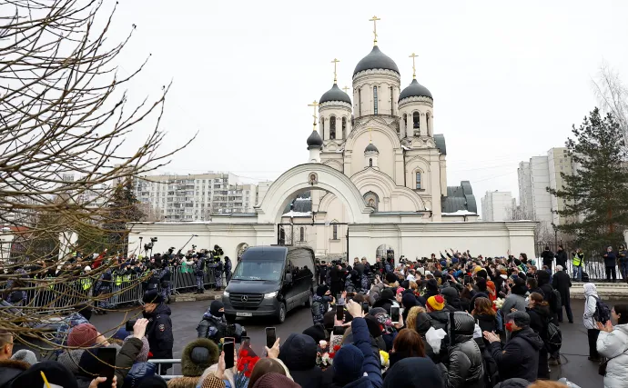 A templomból gyászmenet indult a koporsóval a Boriszovszkoje temetőbe, a menetet tömeg kísérte az úton – Fotó: Alexander Nemenov / AFP; Reuters
