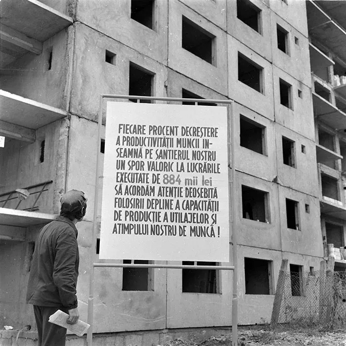 A munka hatékonyságát és költségvetését hirdető tábla egy monostori építkezésen 1987-ben – Fotó: Minerva Fotóarchívum