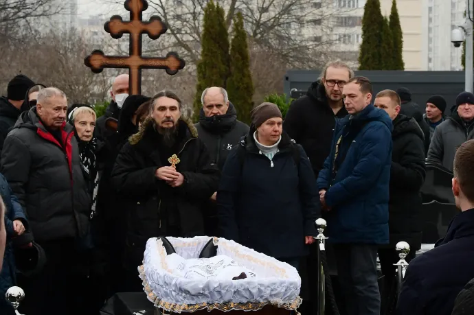 A Boriszovszkoje temetőben rendezett gyászszertartáson Navalnij szülei és rokonai, a temető falain kívül tömeg búcsúztatta az ellenzéki vezetőt – Fotó: Reuters; Olga Maltseva / AFP
