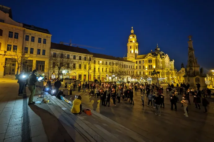 Gyertyagyújtással tiltakoztak a pécsi Széchenyi téren – Fotó: Gűth Ervin / Telex