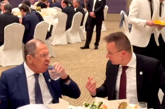Szijjártó éppen Navalnij temetése napján posztolt kedélyesen cseverészős videót Szergej Lavrovval