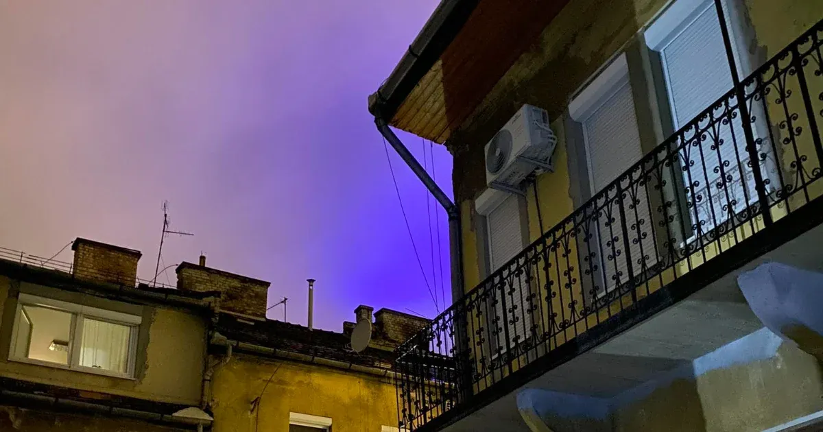 Lila és kék foltokat láttak Budapest egén
