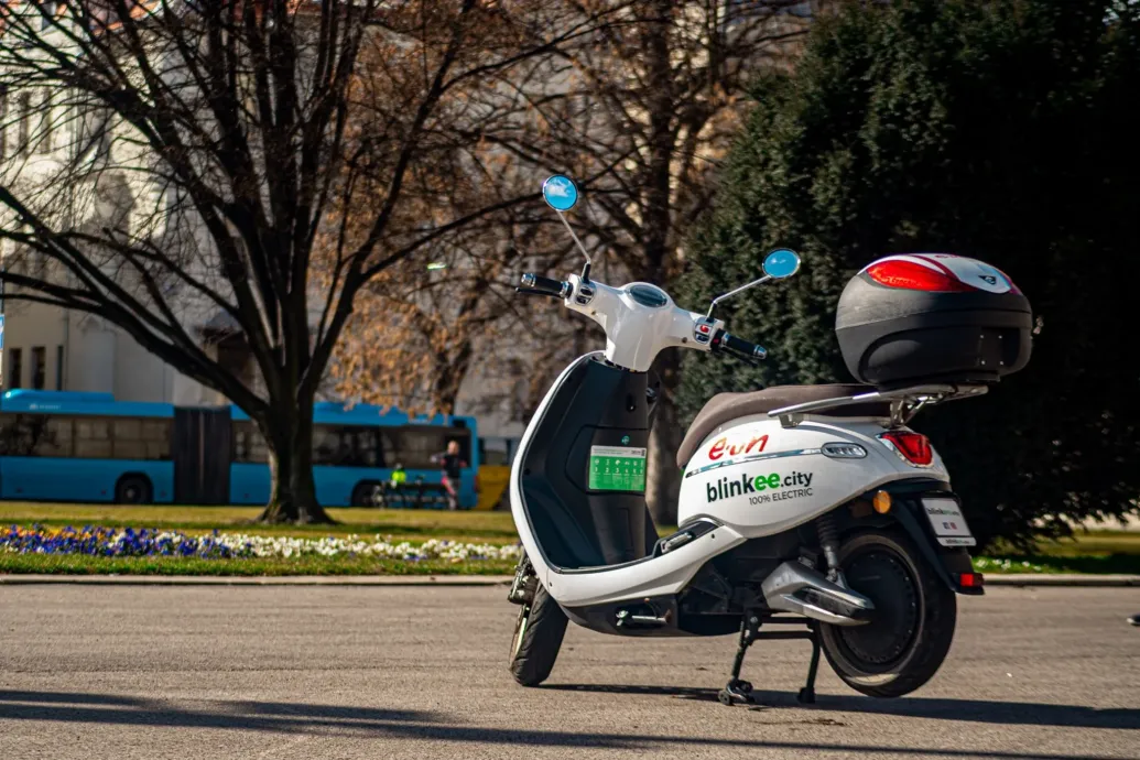 Megszűnik a Blinkee robogómegosztó szolgáltatása Budapesten