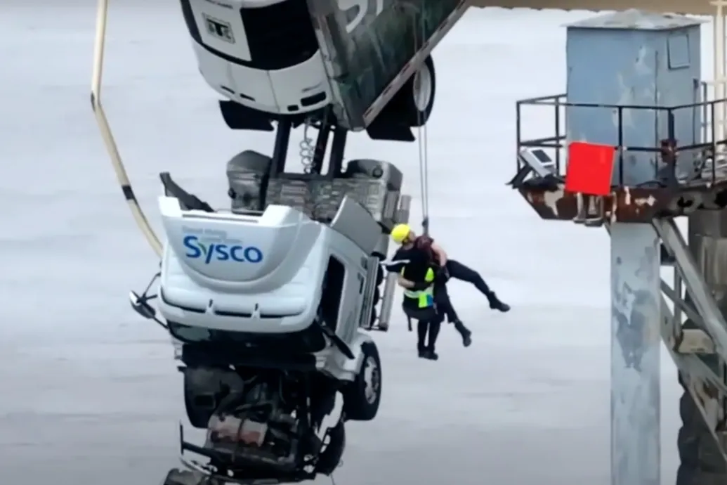 Több mint negyven percig lógott a levegőben egy Louisville-i baleset után, egy kamionsofőr