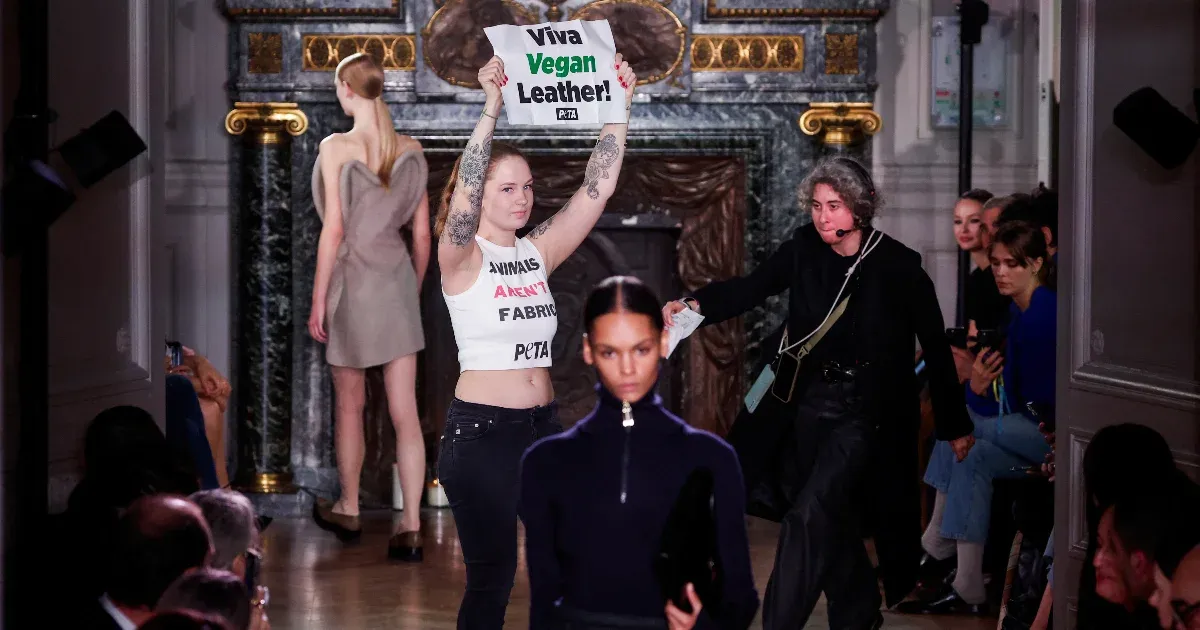 Állatvédők zavarták meg Victoria Beckham bemutatóját a párizsi divathéten