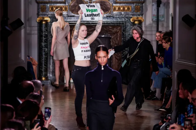 Állatvédők zavarták meg Victoria Beckham bemutatóját a párizsi divathéten