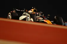 Csak a szokásos: unalomba fulladt Verstappen-győzelemmel indul az F1-szezon
