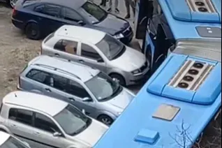 Szűk utcába tévedt egy busz a Havanna-lakótelepen, elakadt a parkoló autókban