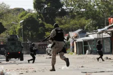 Több száz rab tört ki a börtönből, dúl az erőszak Haiti fővárosában
