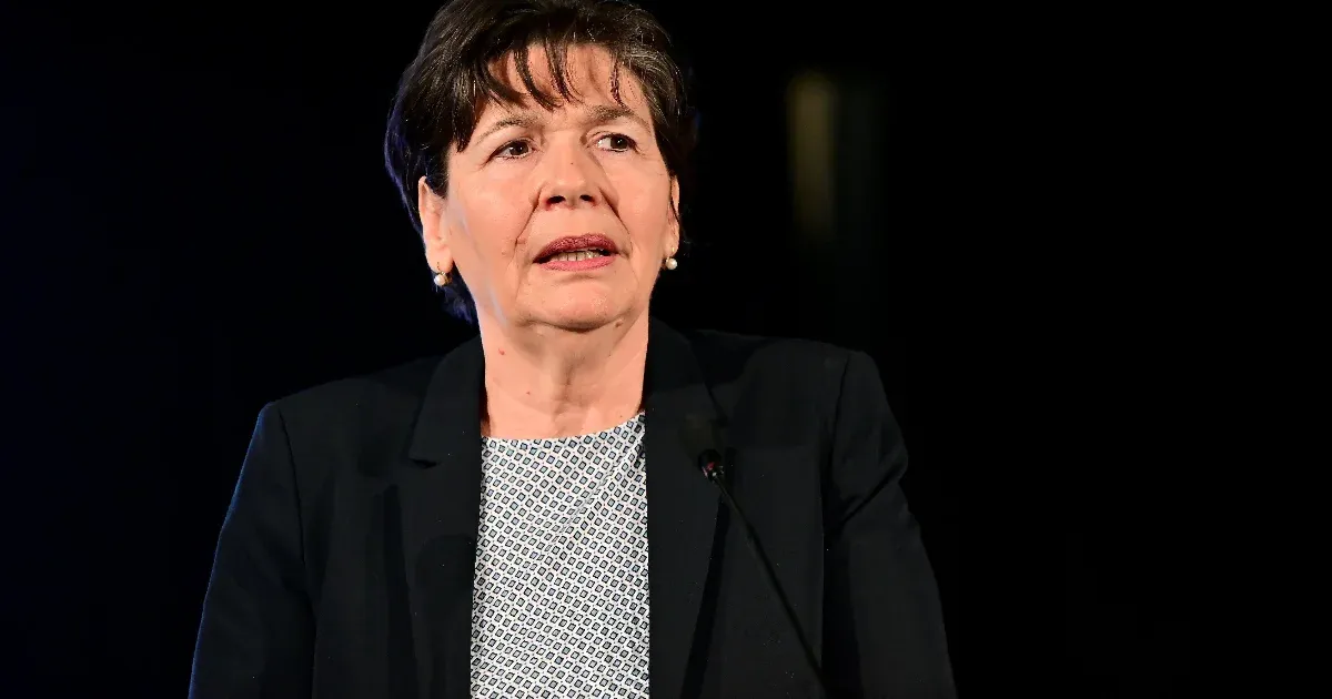 Áder János húgának lemondását követeli a DK