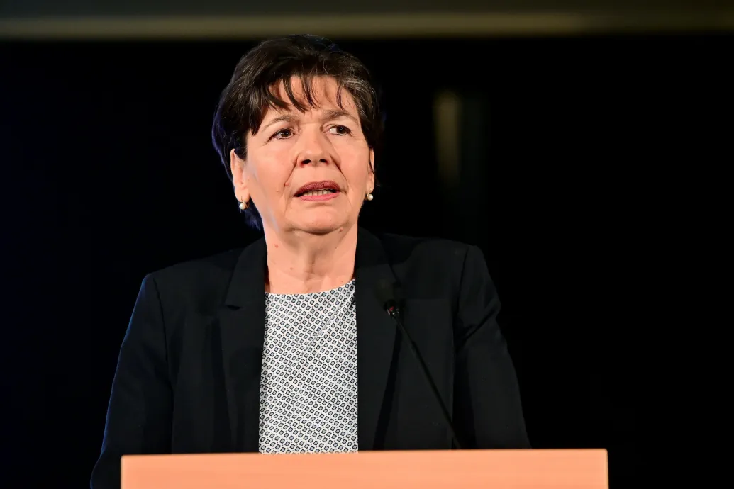 Áder János húgának lemondását követeli a DK
