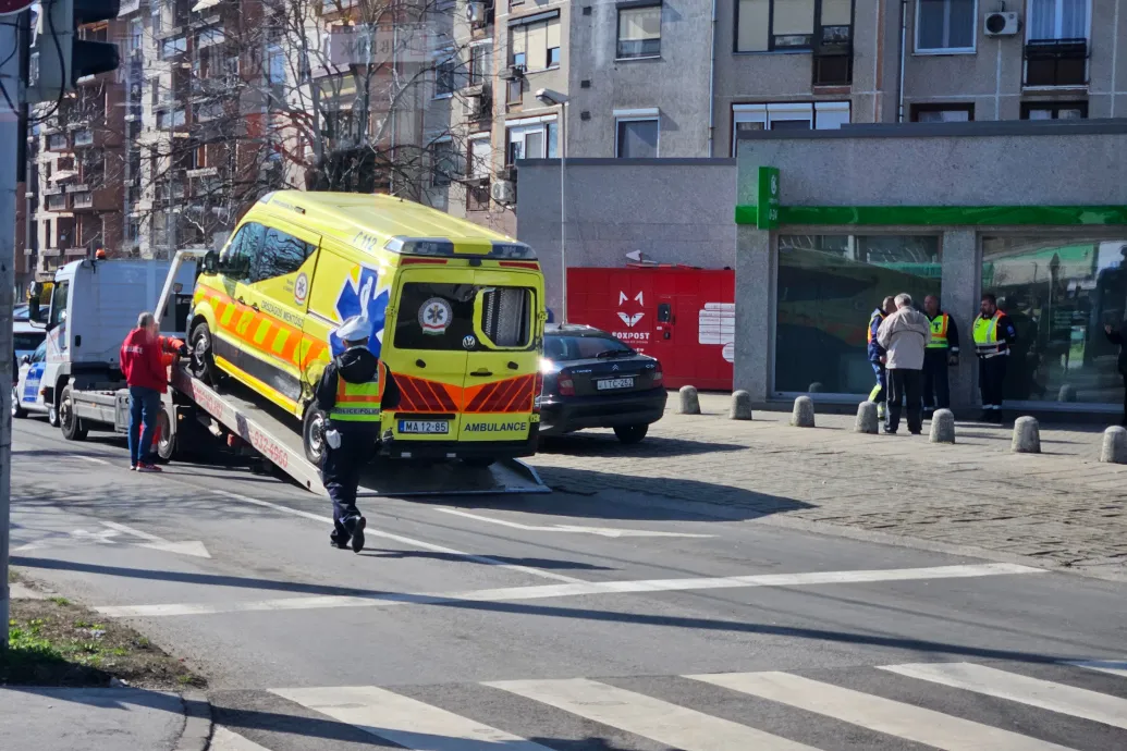 Villogóval közlekedő mentőbe szaladt bele egy autó a XVIII. kerületben