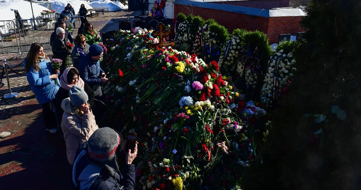 Még a temetése után két nappal is tömegek látogatnak el Navalnij sírjához Még a temetése után két nappal is tömegek látogatnak el Navalnij sírjához