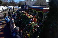 Még a temetése után két nappal is tömegek látogatnak el Navalnij sírjához