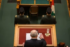 Ungváry Krisztián: Miért mondott valótlant az apja múltjáról a köztársaság elnöke?