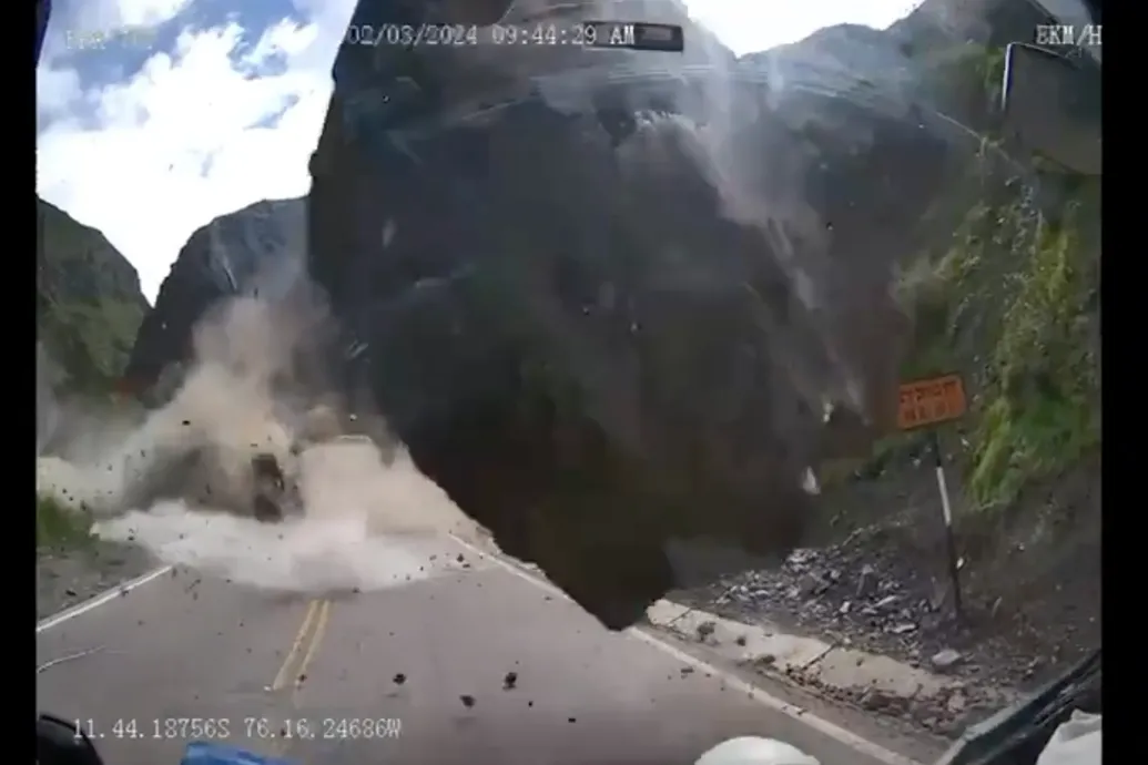 Kamionokat zúztak ripityára a rájuk zúduló autónyi sziklák Peruban