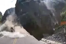 Kamionokat zúztak ripityára a rájuk zúduló autónyi sziklák Peruban