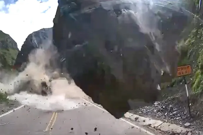 Kamionokat zúztak ripityára a rájuk zúduló autónyi sziklák Peruban