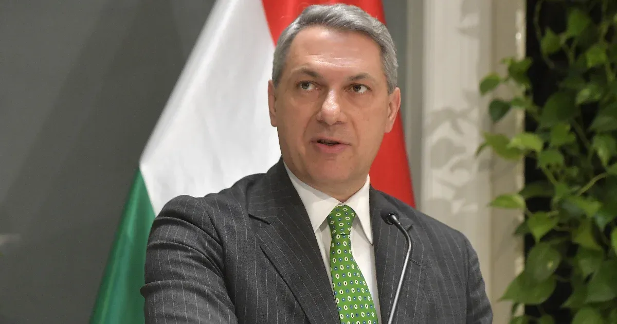 Lázár kiment a minisztériuma előtt tüntetőkhöz, és azt mondta: nem tudja leállítani a Déli Körvasút építkezését