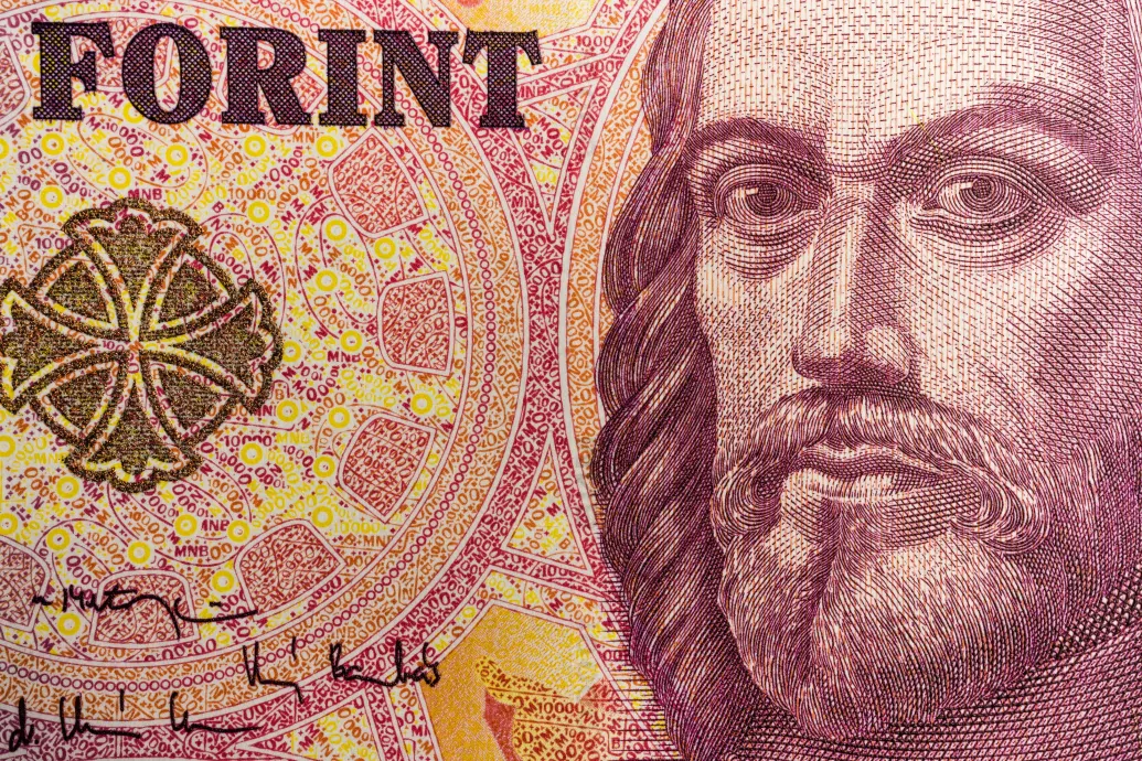 Szűk egyéves mélypontjára gyengült a forint