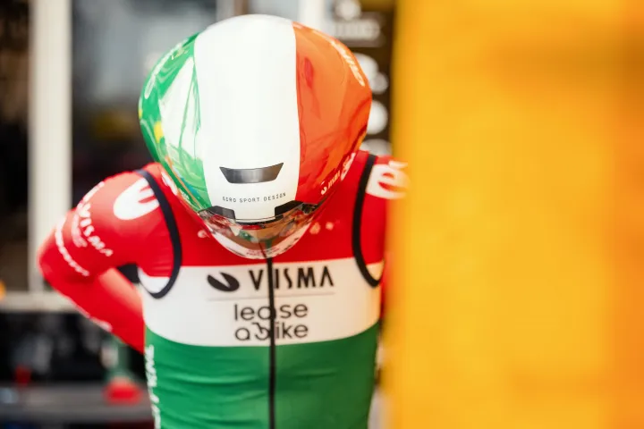 Valter Attila con el nuevo casco del Giro durante la contrarreloj y la contrarreloj Tirreno-Adriático - Imagen: Visma-Lease a Bike/Twitter - Tim de Waele/Getty Images