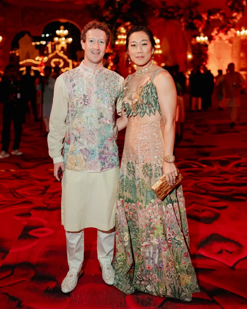 Mark Zuckerberg, a Meta vezére, és felesége Priscilla Chan dzsungeltémájú szettben / Bill Gates és párja Paula Hurd az indiai nőjogi és családügyi miniszterrel, Smriti Iranival és férjével, Zubin Iranival – Fotó: Reliance Industries / Reuters